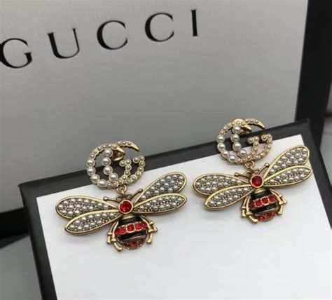 brinco abelha gucci